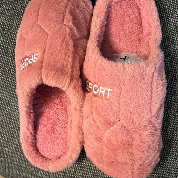 New “fluffy” slippers - Picture 1 of 4